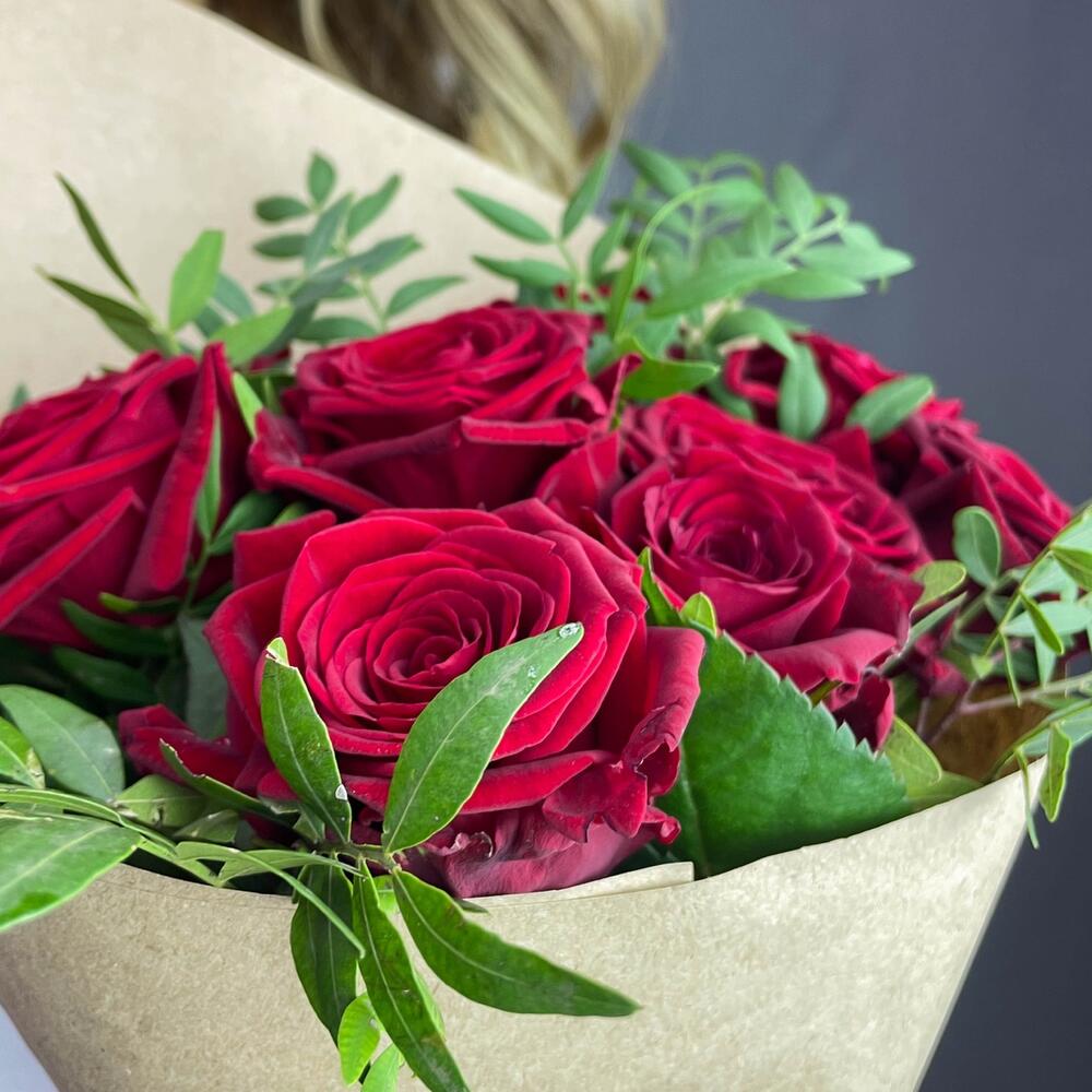 Букет из 9 красных роз с фисташкой – гармония страсти и свежести Ломоносов Санкт-Петербург