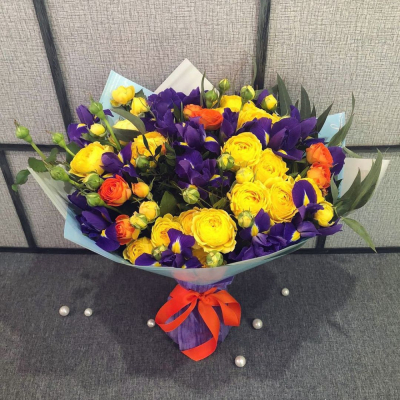 Роскошный букет из синих ирисов и кустовых роз с зеленью – гармония контрастов Ломоносов Санкт-Петербург