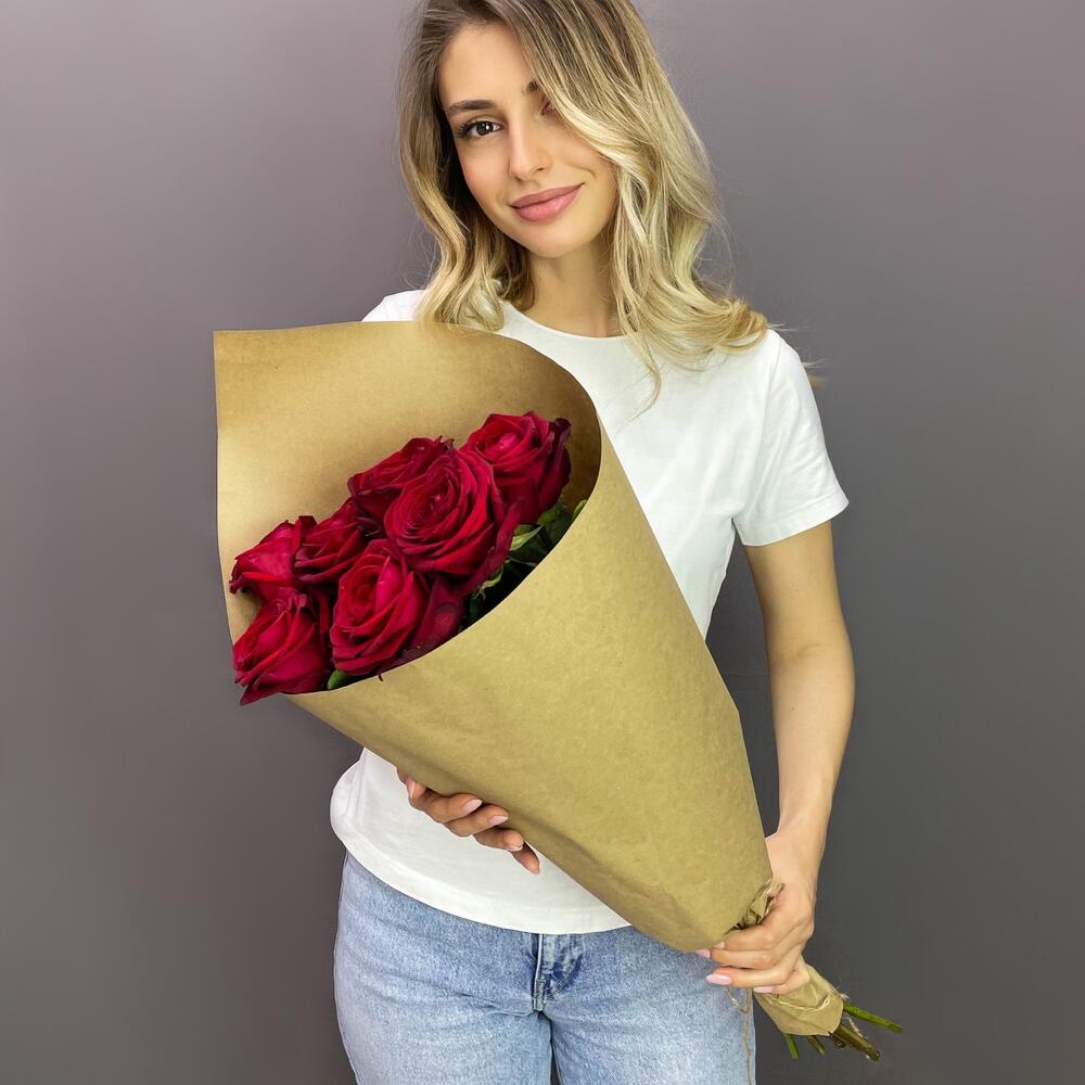 Букет из 7 красных роз в крафте – страсть в стильной упаковке Ломоносов Санкт-Петербург