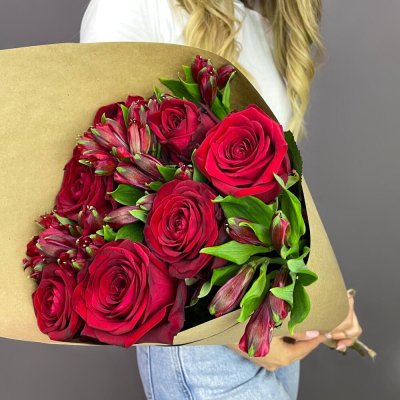 Букет «Страсть» – гармония красных роз и нежных альстромерий Ломоносов Санкт-Петербург