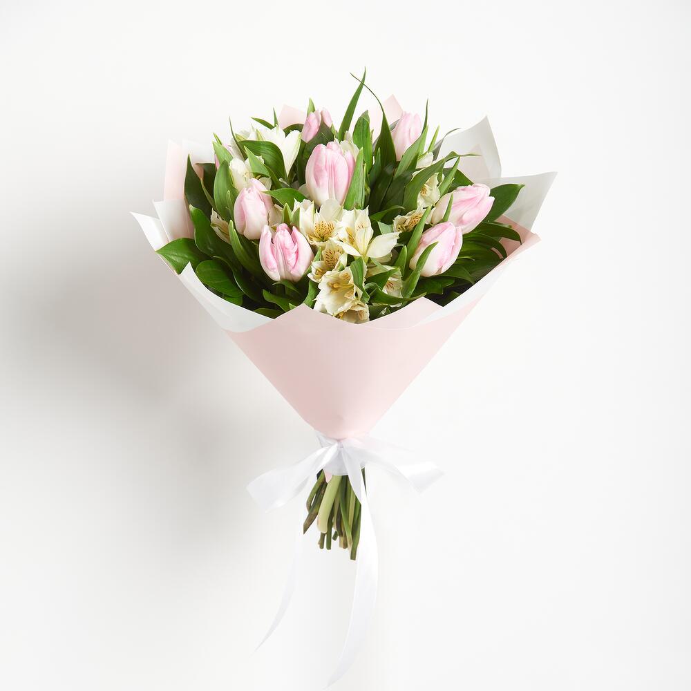 Букет «Первое свидание» розовых тюльпанов и белых альстромерий Ломоносов Санкт-Петербург