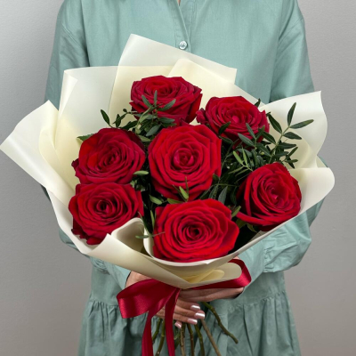 Букет «Гранатовый» из красных роз в роскошной упаковке Ломоносов Санкт-Петербург