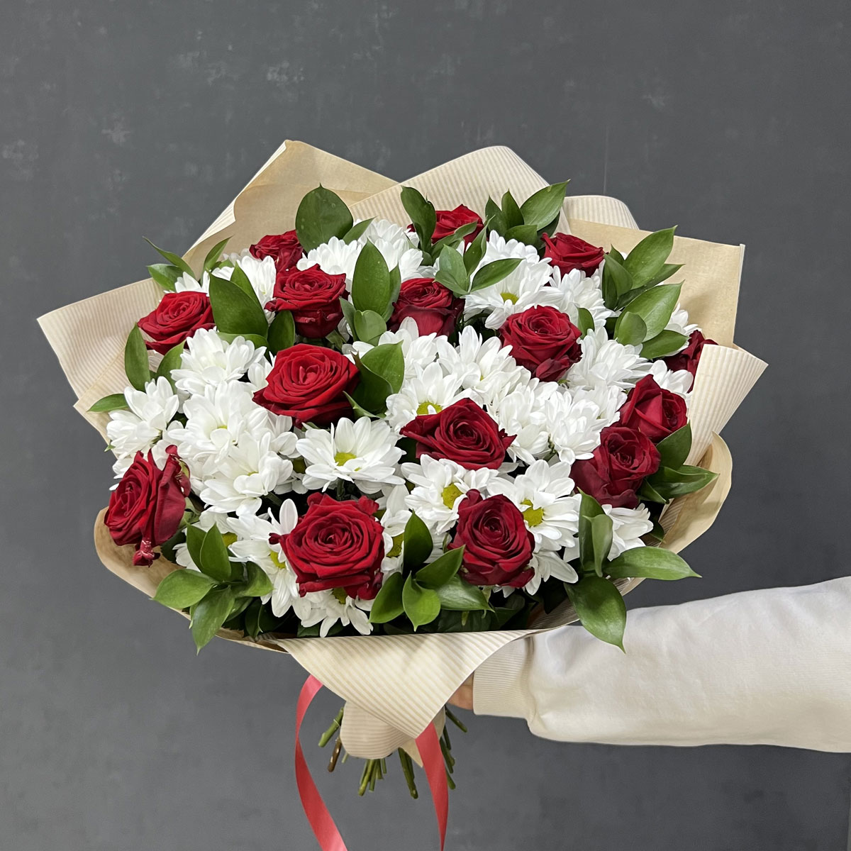 Букет «Романтика» — гармония красных роз и белоснежных хризантем Ломоносов Санкт-Петербург