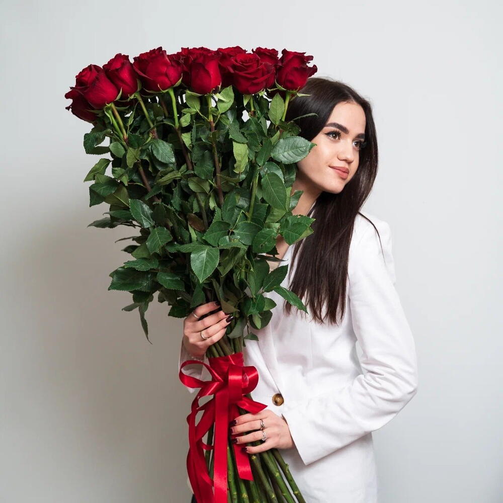 Роскошный букет «Эксплорер» – 25 красных роз для самых важных моментов Ломоносов Санкт-Петербург