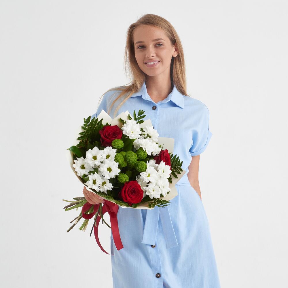 Букет «Настроение» – гармония красных эквадорских роз и нежных хризантем Ломоносов Санкт-Петербург