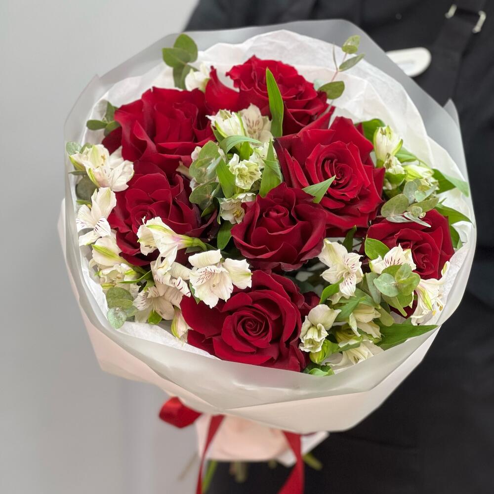 Букет «Любимой» – 7 эквадорских роз и белых альстромерий Ломоносов Санкт-Петербург