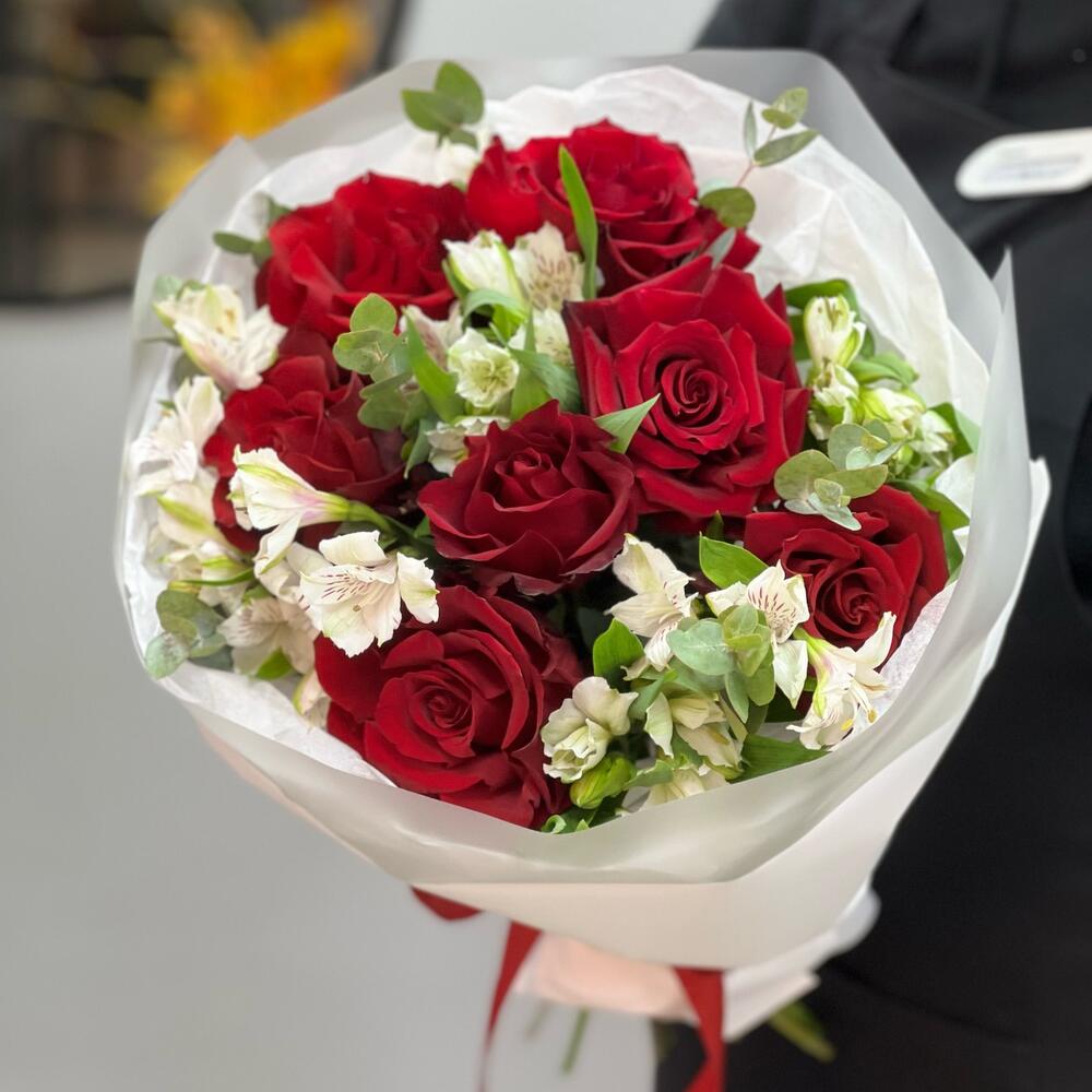 Букет «Любимой» – 7 эквадорских роз и белых альстромерий Ломоносов Санкт-Петербург