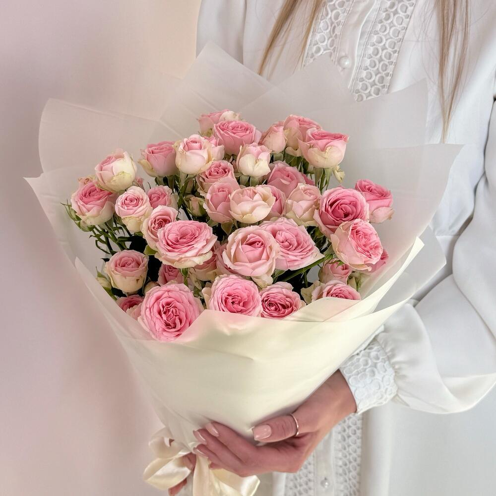 Букет «Нежный аромат» – пышные розовые кустовые розы в элегантной упаковке Ломоносов Санкт-Петербург