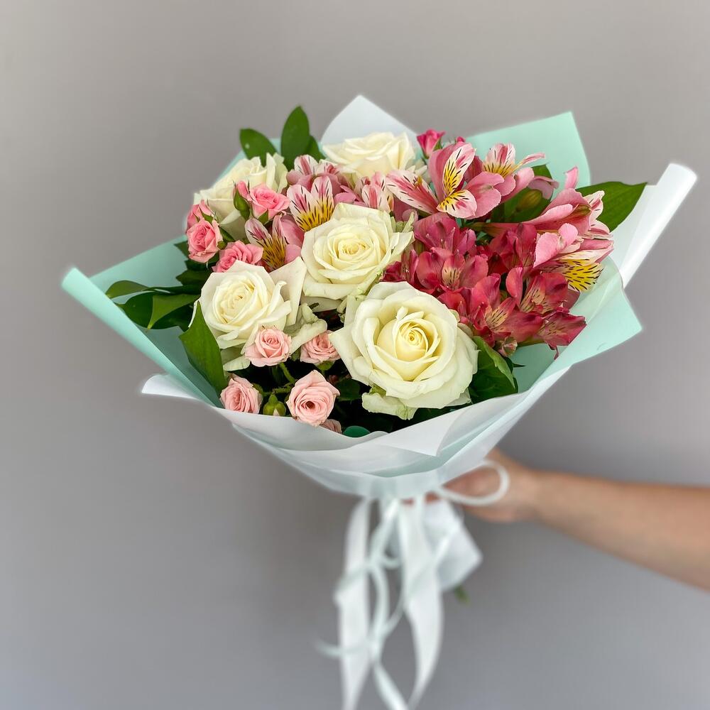 Букет «Николь» – изысканное сочетание роз, кустовых роз и альстромерий Ломоносов Санкт-Петербург