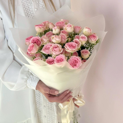 Букет «Нежный аромат» – пышные розовые кустовые розы в элегантной упаковке Ломоносов Санкт-Петербург