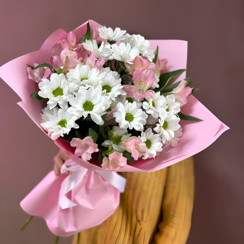 Букет «Поцелуй бабочки» нежность белых хризантем и розовых альстромерий Ломоносов Санкт-Петербург