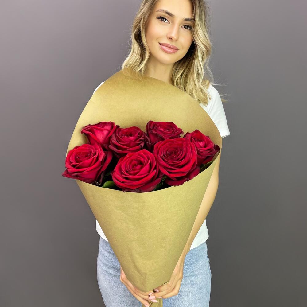 Букет из 7 красных роз в крафте – страсть в стильной упаковке Ломоносов Санкт-Петербург