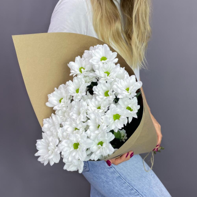 Букет из 5 белых хризантем в крафте – лаконичная элегантность Ломоносов Санкт-Петербург