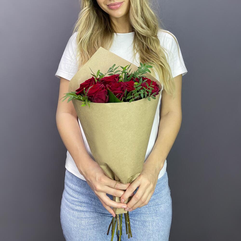 Букет из 9 красных роз с фисташкой – гармония страсти и свежести Ломоносов Санкт-Петербург