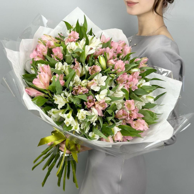 Букет «Гармония» – нежное сочетание белых и розовых альстромерий Ломоносов Санкт-Петербург