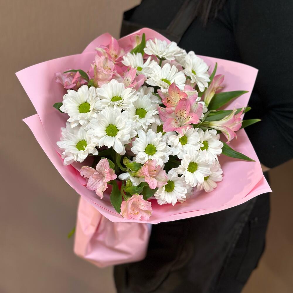 Букет «Поцелуй бабочки» нежность белых хризантем и розовых альстромерий Ломоносов Санкт-Петербург