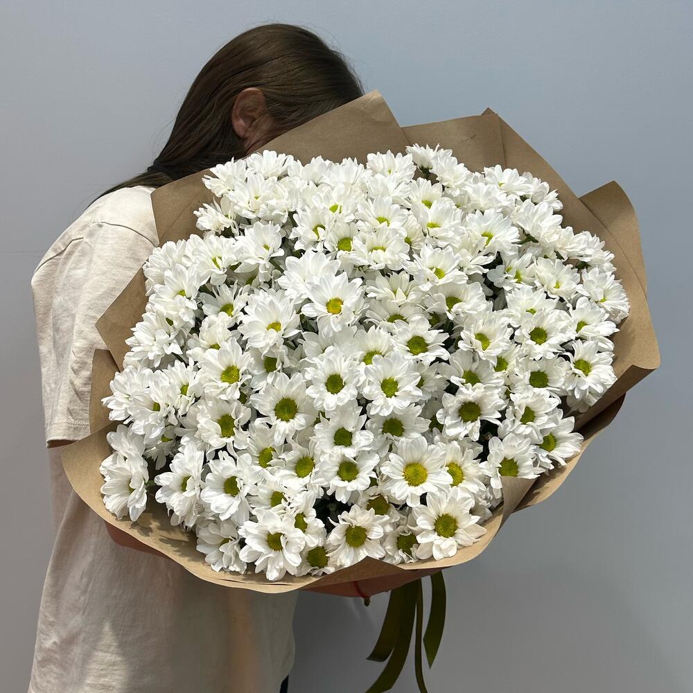 Букет «21 ромашка» – нежные белые кустовые хризантемы в натуральном стиле Ломоносов Санкт-Петербург