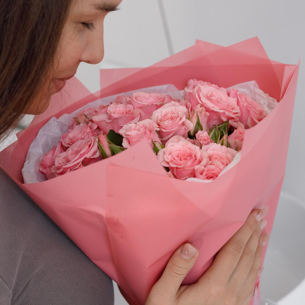 Букет из 9 розовых кустовых роз – нежность в каждом лепестке Ломоносов Санкт-Петербург