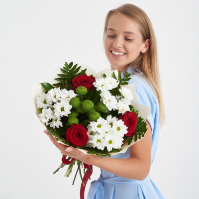 Букет «Настроение» – гармония красных эквадорских роз и нежных хризантем Ломоносов Санкт-Петербург