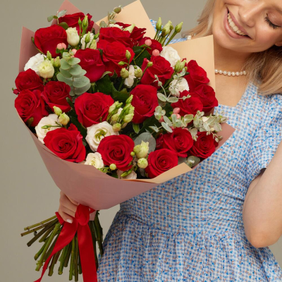 Роскошный букет для любимой женщины – 21 эквадорская роза и эустома Ломоносов Санкт-Петербург