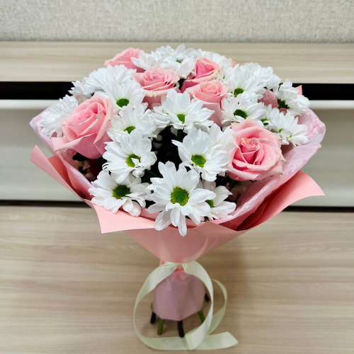Букет «Ягодное Рафаэлло» – нежность розовых роз и белых хризантем Ломоносов Санкт-Петербург