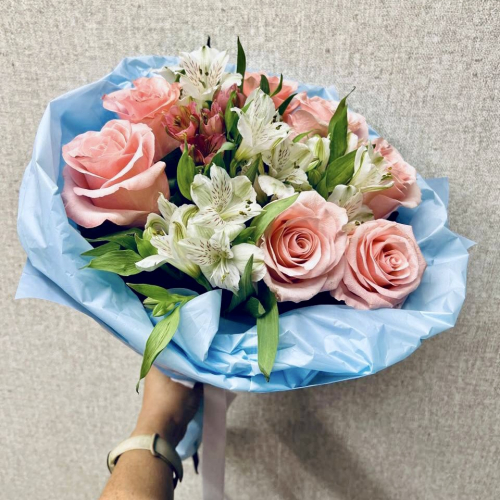 Букет «Фреш» – нежность розовых роз и белых альстромерий Ломоносов Санкт-Петербург