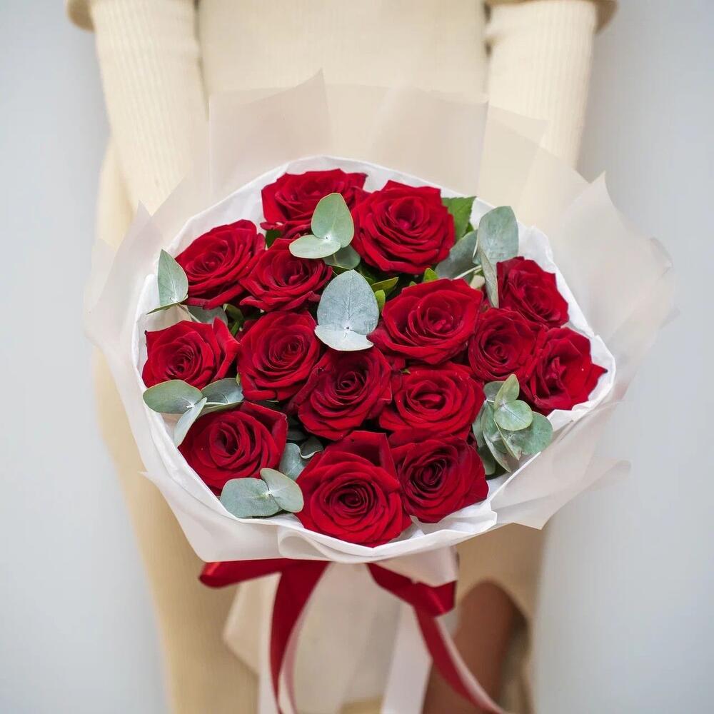 Элегантный букет из 15 красных роз с эвкалиптом – символ страсти и нежности Ломоносов Санкт-Петербург