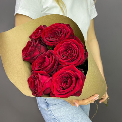 Букет из 7 красных роз в крафте – страсть в стильной упаковке Ломоносов Санкт-Петербург