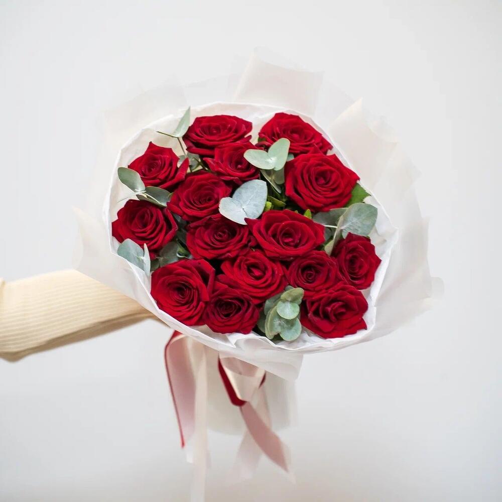 Элегантный букет из 15 красных роз с эвкалиптом – символ страсти и нежности Ломоносов Санкт-Петербург