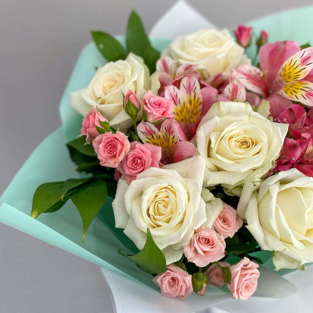 Букет «Николь» – изысканное сочетание роз, кустовых роз и альстромерий Ломоносов Санкт-Петербург