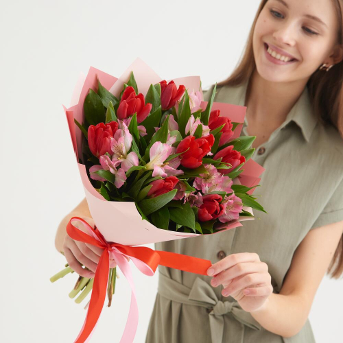 Букет «Первый поцелуй» красных тюльпанов и розовых альстромерий Ломоносов Санкт-Петербург