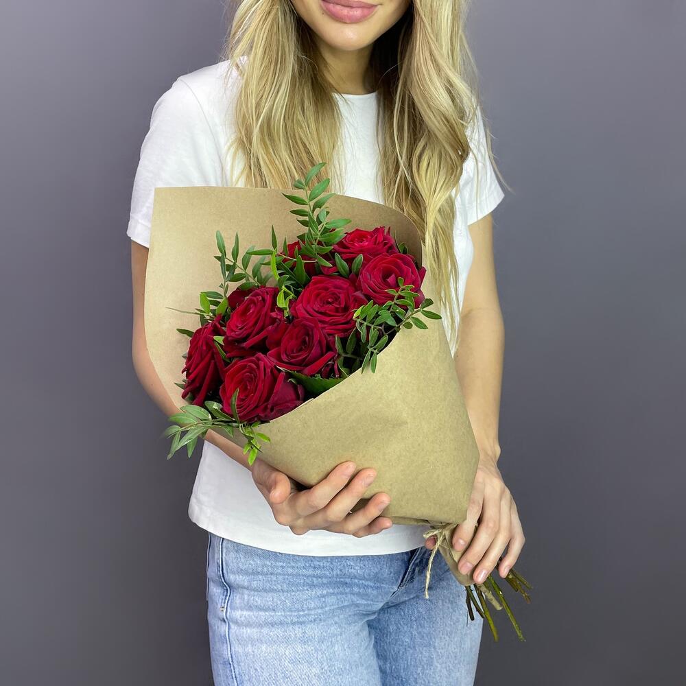 Букет из 9 красных роз с фисташкой – гармония страсти и свежести Ломоносов Санкт-Петербург