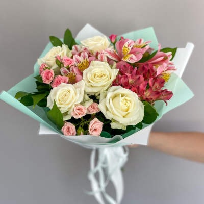 Букет «Николь» – изысканное сочетание роз, кустовых роз и альстромерий Ломоносов Санкт-Петербург