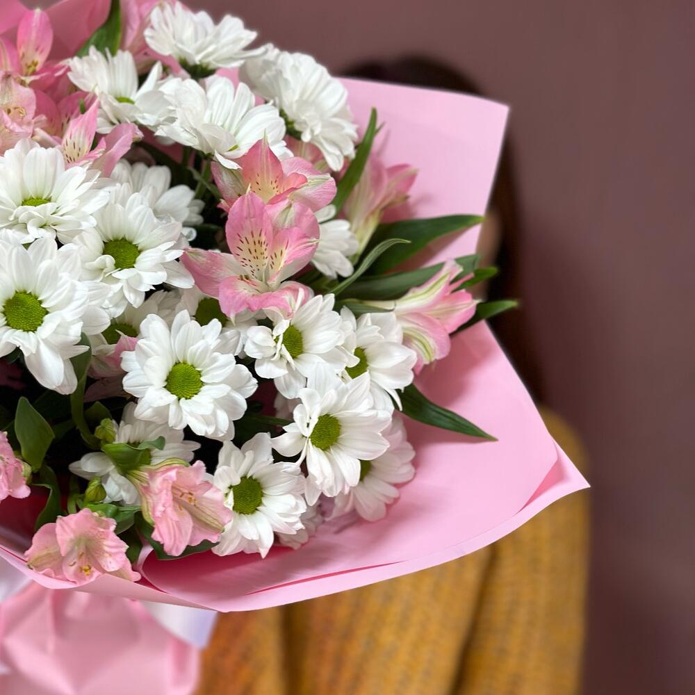 Букет «Поцелуй бабочки» нежность белых хризантем и розовых альстромерий Ломоносов Санкт-Петербург