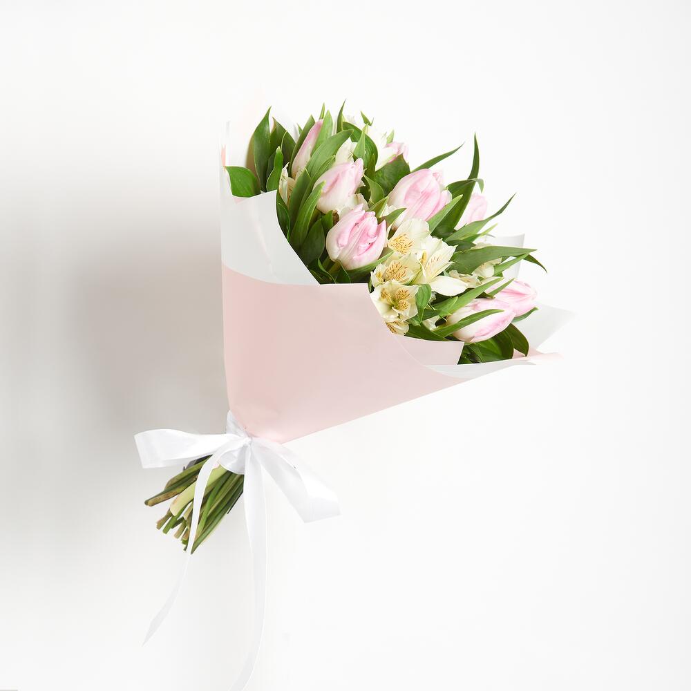 Букет «Первое свидание» розовых тюльпанов и белых альстромерий Ломоносов Санкт-Петербург