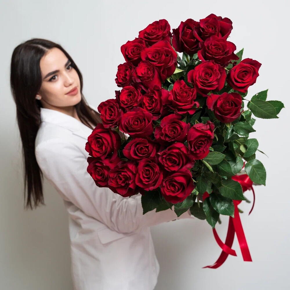 Роскошный букет «Эксплорер» – 25 красных роз для самых важных моментов Ломоносов Санкт-Петербург