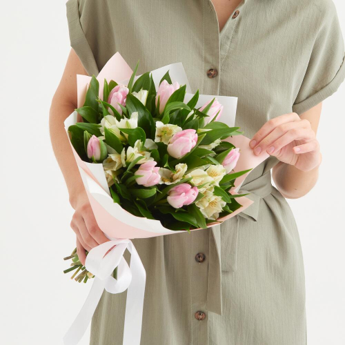 Букет «Первое свидание» розовых тюльпанов и белых альстромерий Ломоносов Санкт-Петербург