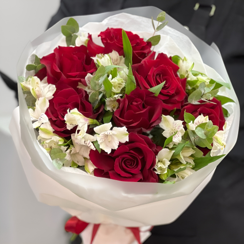 Букет «Любимой» – 7 эквадорских роз и белых альстромерий Ломоносов Санкт-Петербург