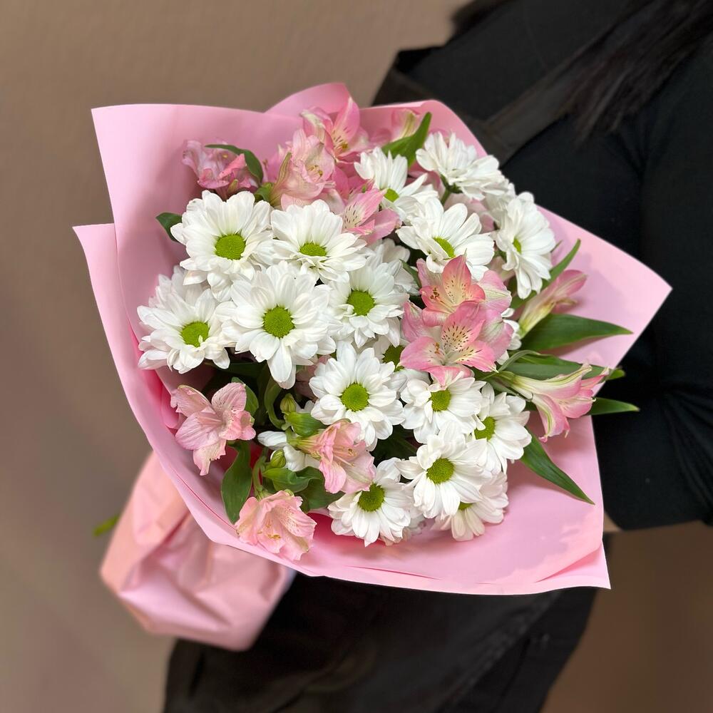 Букет «Поцелуй бабочки» нежность белых хризантем и розовых альстромерий Ломоносов Санкт-Петербург