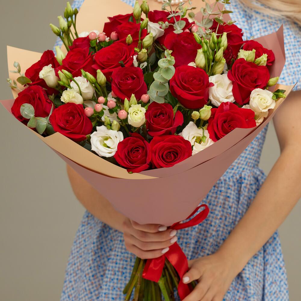 Роскошный букет для любимой женщины – 21 эквадорская роза и эустома Ломоносов Санкт-Петербург