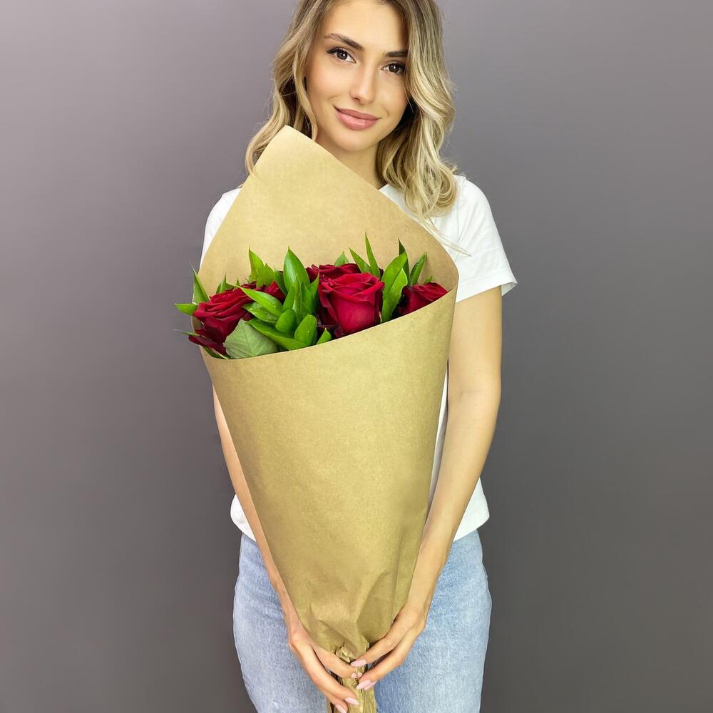 Букет из красных роз с рускусом в крафтовой упаковке – классика с изюминкой Ломоносов Санкт-Петербург