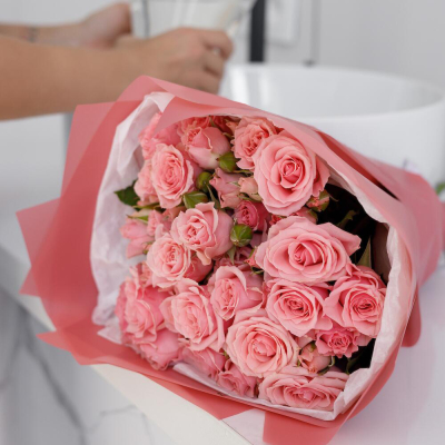 Букет из 9 розовых кустовых роз – нежность в каждом лепестке Ломоносов Санкт-Петербург