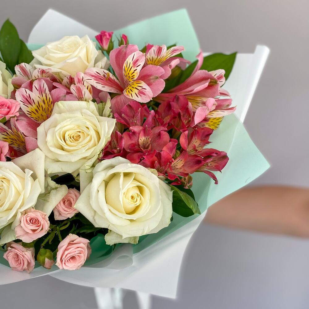 Букет «Николь» – изысканное сочетание роз, кустовых роз и альстромерий Ломоносов Санкт-Петербург