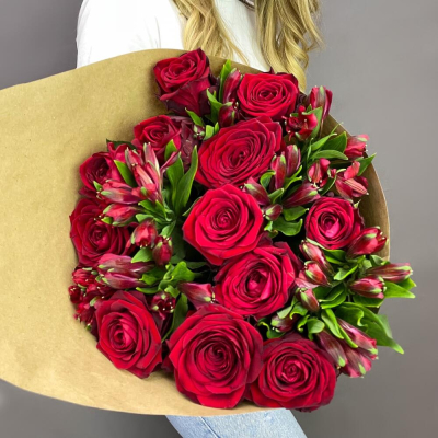 Букет «Стрелиция» – гармония из красных роз и белых альстромерий  Ломоносов Санкт-Петербург