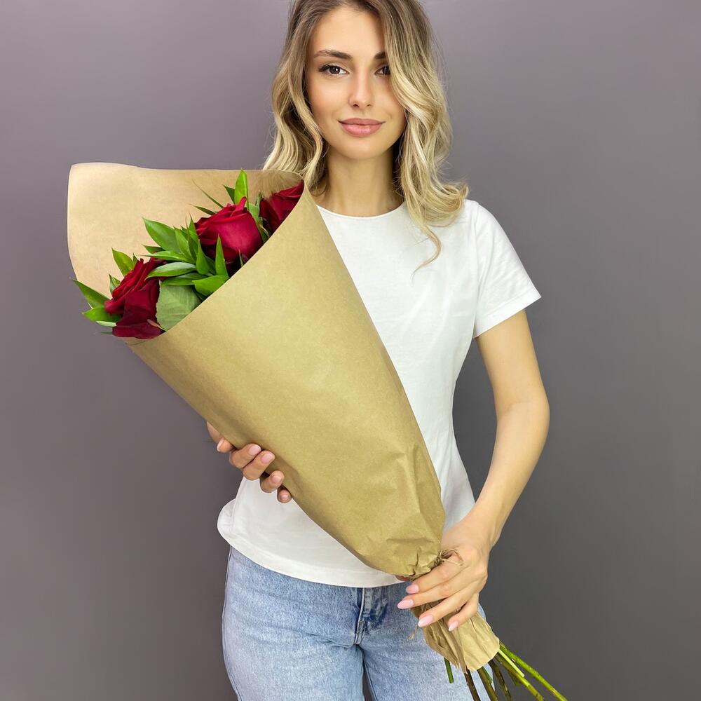 Букет из красных роз с рускусом в крафтовой упаковке – классика с изюминкой Ломоносов Санкт-Петербург