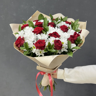 Букет «Романтика» — гармония красных роз и белоснежных хризантем Ломоносов Санкт-Петербург