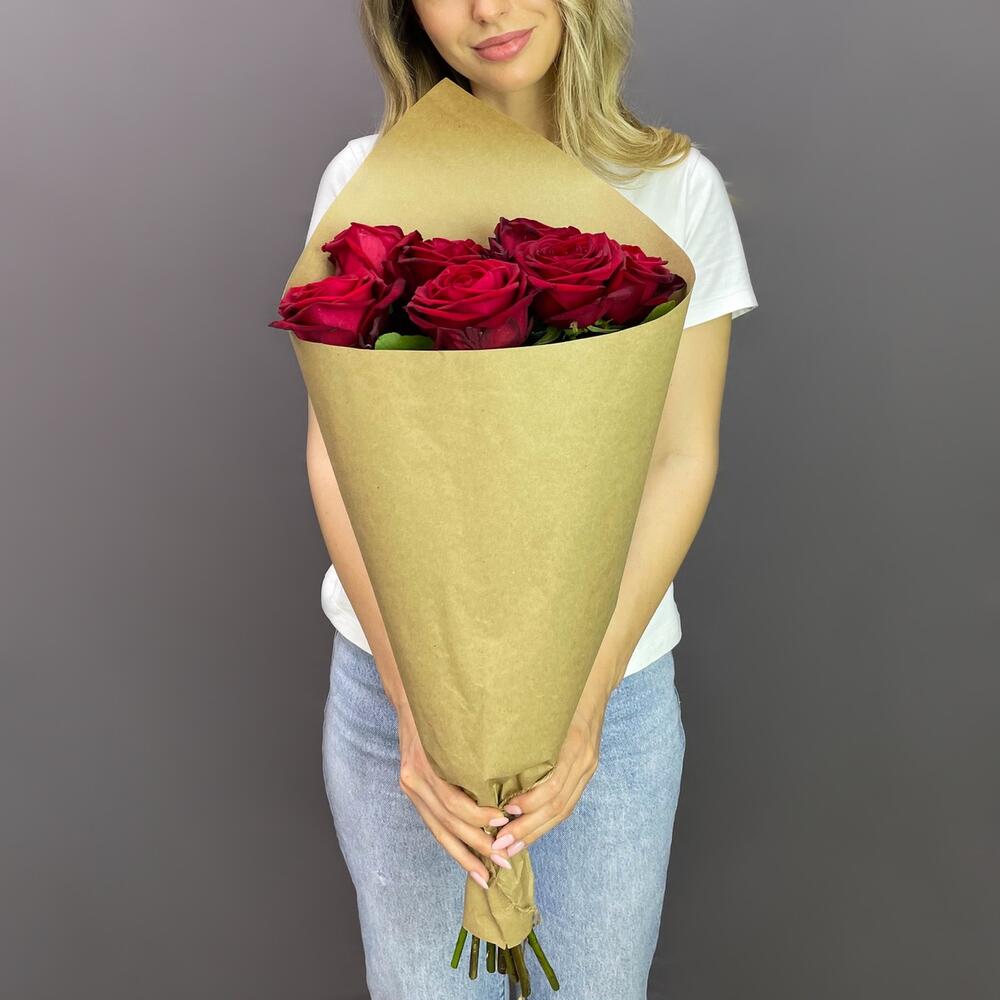 Букет из 7 красных роз в крафте – страсть в стильной упаковке Ломоносов Санкт-Петербург