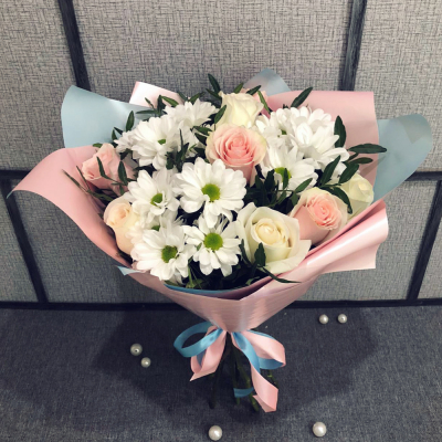 Букет из свежих роз и белых хризантем – гармония нежности и чистоты Ломоносов Санкт-Петербург