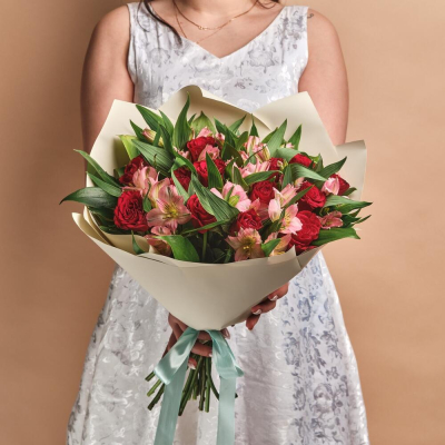 Букет «Нежность слов» — гармония красных роз и нежных альстромерий Ломоносов Санкт-Петербург
