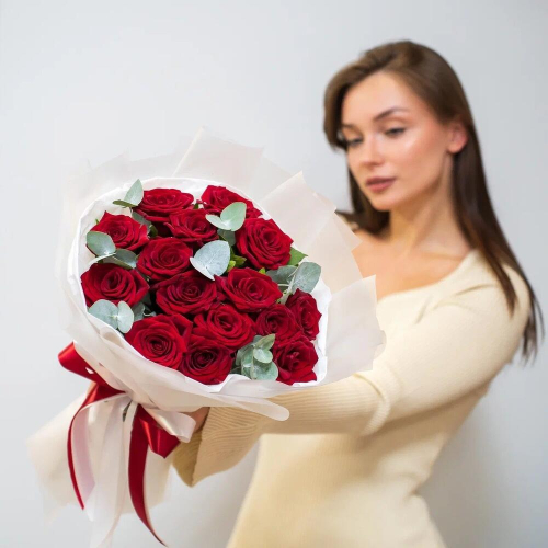 Элегантный букет из 15 красных роз с эвкалиптом – символ страсти и нежности Ломоносов Санкт-Петербург